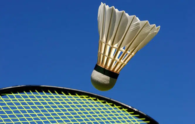 badmintonbold falder mod ketcher